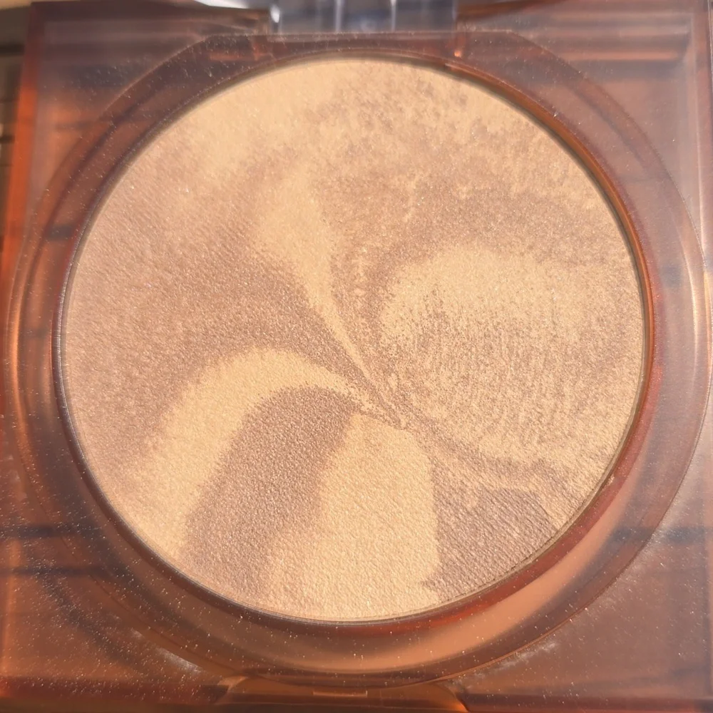 HUDA BEAUTY glowish by
